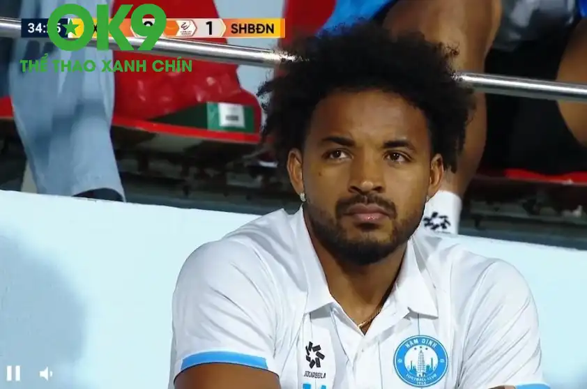 Xuân Son thất thần khi đội nhà bị dẫn bàn (Ảnh: CMH) Xuân Son thất thần khi đội nhà bị dẫn bàn (Ảnh: CMH)